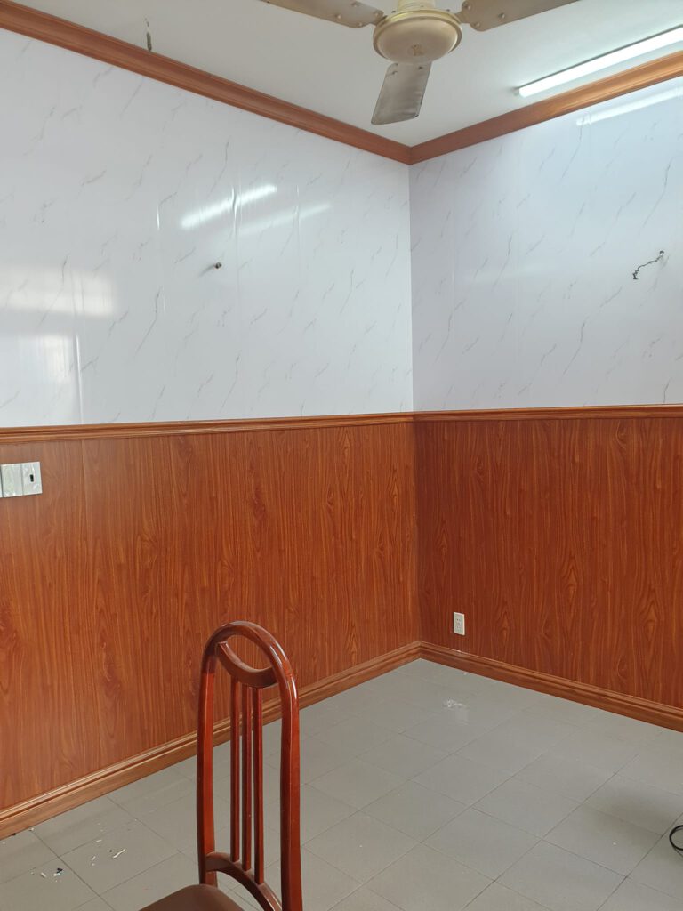 Tấm ốp nano vân gỗ trang trí tường phòng khách thay cho gạch men