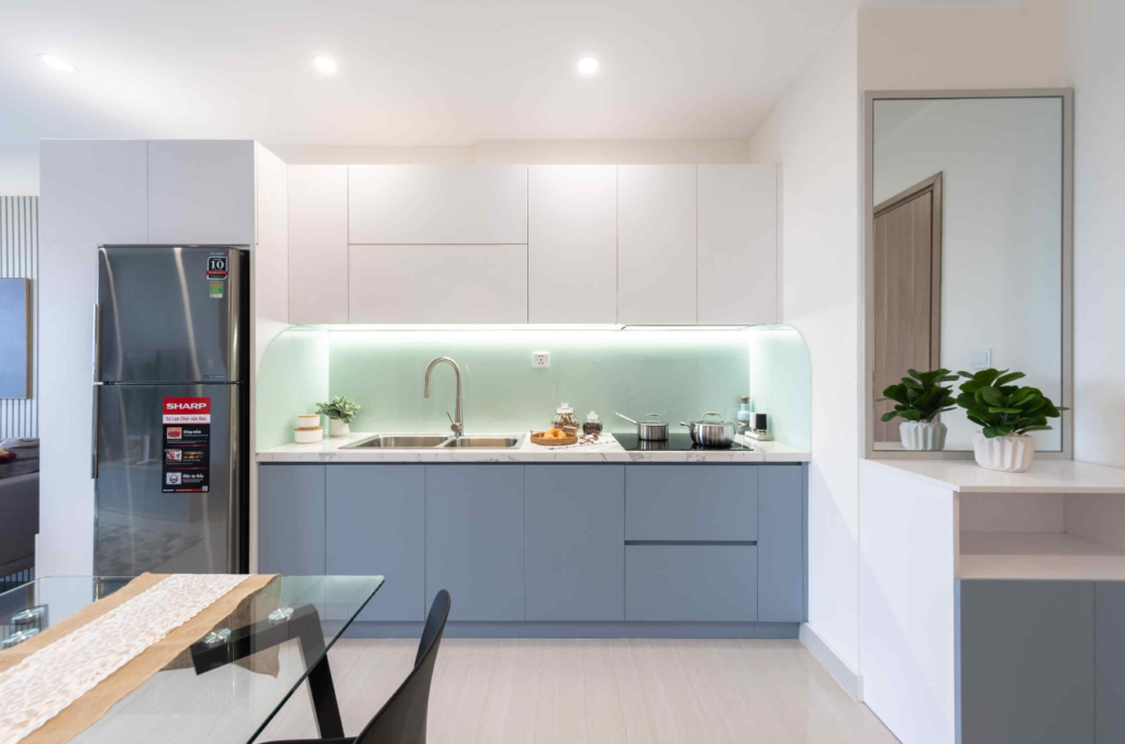 Tủ bếp với 2 tone màu xanh + trắng hiện đại và trẻ trung